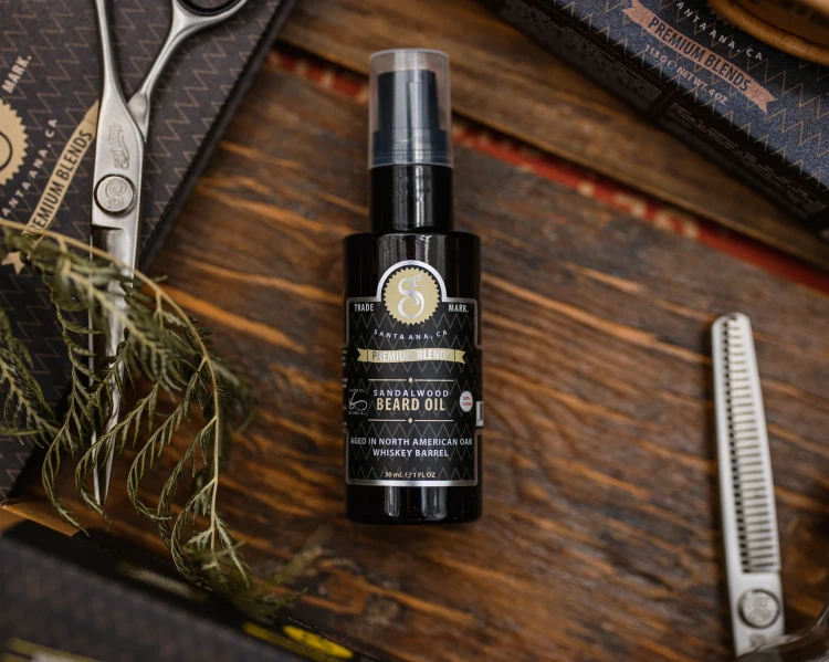 Premium Blends Beard Oil Sandalwood – olejek do brody o klasycznym zapachu drzewa sandałowego