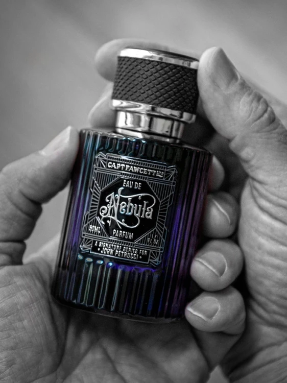 Captain Fawcett Nebula Parfum w stylowym, klasycznym flakonie – ekskluzywny męski zapach o drzewno-orientalnym charakterze.
