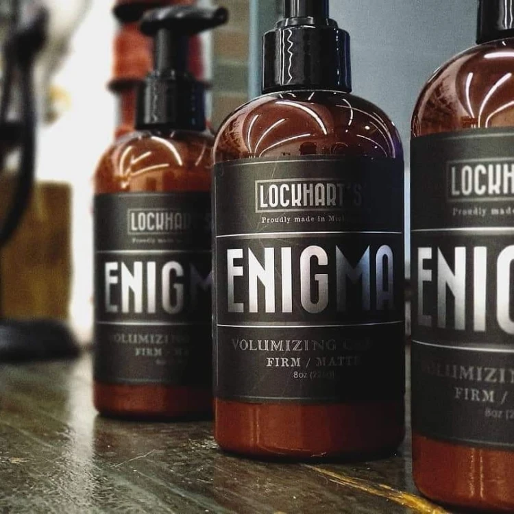 Lockhart’s Enigma Volumizing Cream to profesjonalny krem do stylizacji włosów zapewniający mocną objętość, wysoki poziom tekstury oraz naturalnie matowe wykończenie.